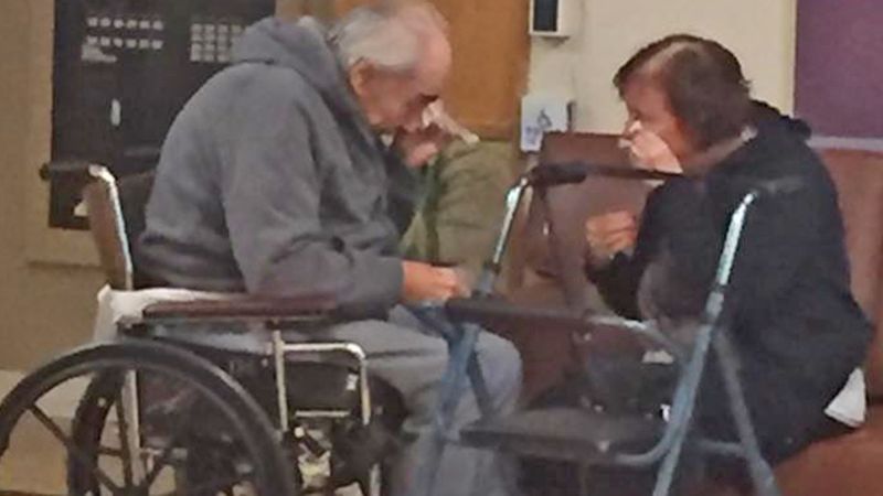 Ta starsza para po 62 latach została rozdzielona. Wnuczka uchwyciła na zdjęciu, jak obydwoje płaczą