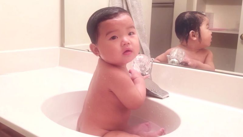 Mama nagrywa kąpiel swojej córeczki. Jednak takiego zakończenia się nie spodziewała…