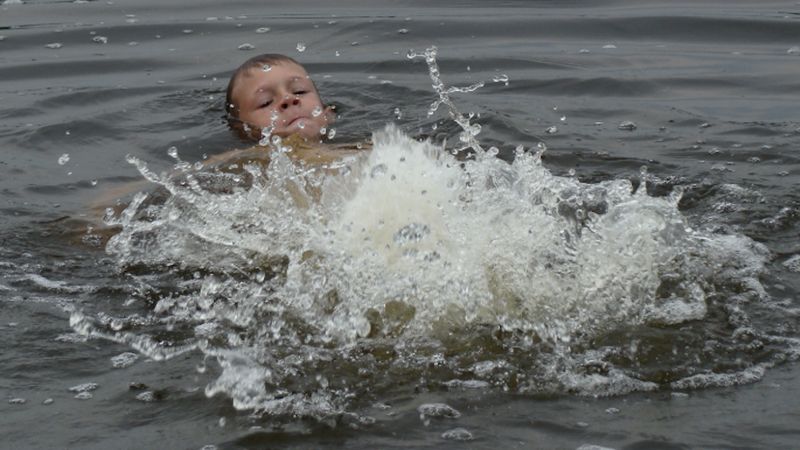 Bohaterski policjant z Gliwic podczas urlopu nad morzem uratował tonącego chłopca