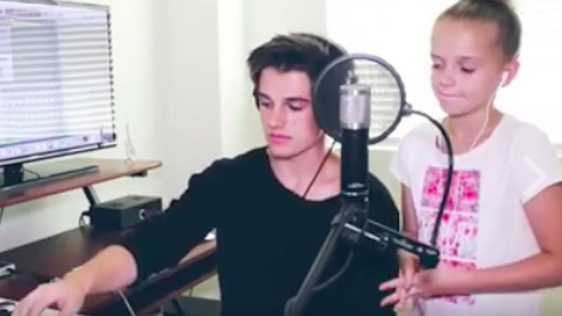 Piosenkarz zaskoczył swoich widzów publikując nagranie, na którym śpiewa ze swoją siostrą