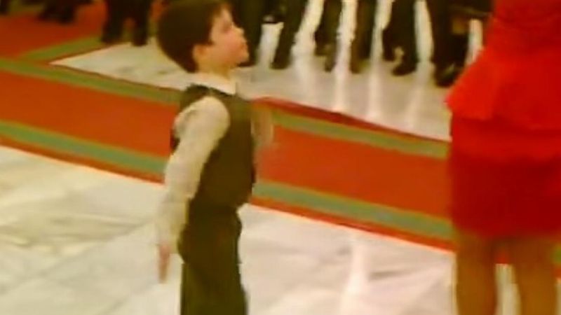 Film, w którym 7-letni chłopczyk pokazał, jak się powinno bawić na weselu. Co za zdolniacha!
