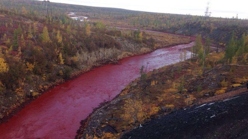 Jedna z rzek w Rosji zmieniła swój kolor na krwistoczerwony. Co takiego się stało?!