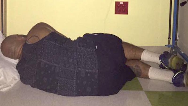 Żona publikuje zdjęcie męża śpiącego na podłodze. Internauci są poruszeni tym, co się za nim kryje