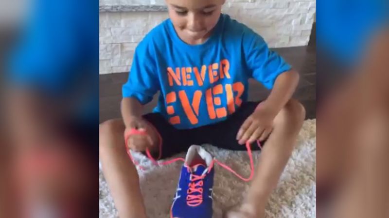 Mama uczy syna wiązać buty za pomocą genialnej sztuczki. Chłopiec natychmiast pojmuje jak to działa!