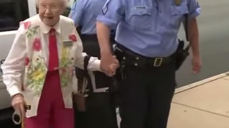 Jednym z marzeń 102-latki było zostanie aresztowanym. Policjanci postanowili pomóc jej, w jego realizacji