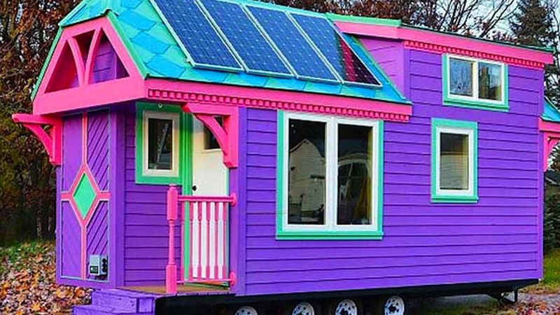 Kobieta mieszka w tym małym, kolorowym domku. Jego wnętrze stanowi ogromną niespodziankę!