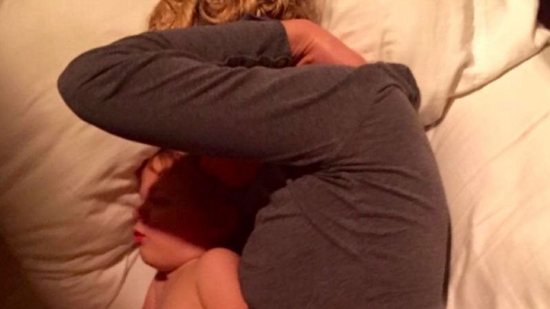 Zrobił zdjęcie śpiącej żonie i umieścił je na Facebooku, opisując, co myśli o matce swojego dziecka