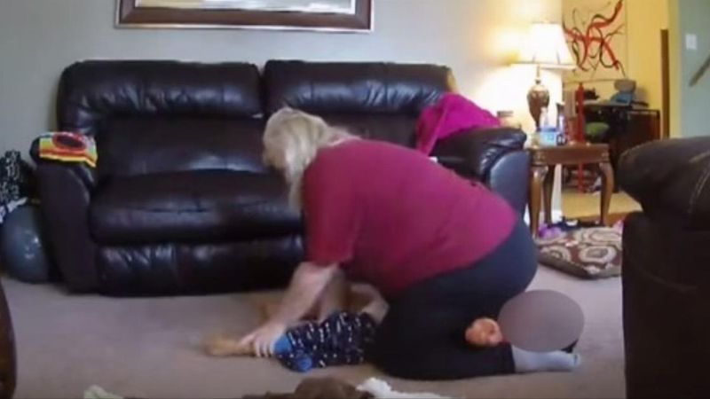 Mama ukryła w domu kamerę, aby zobaczyć, co opiekunka robi z jej 4-letnim synem z zespołem Downa…