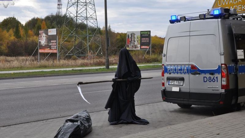 Szokująca akcja policji w Chełmie. Na kierowców przy DK12 czekała… Śmierć z kosą!