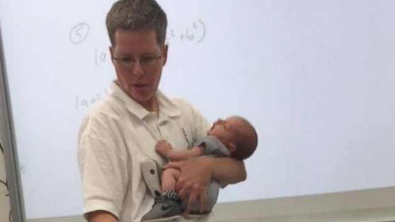 Wykładowczyni prosiła studentkę, która dopiero urodziła, aby przychodziła na zajęcia z dzieckiem