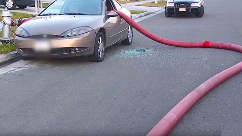 Oto, co stanie się, gdy zaparkujesz samochód obok hydrantu. Na pewno nie wiedziałeś, że tak można…
