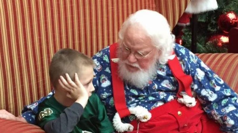 6-latek wyszeptał Mikołajowi do ucha straszną prawdę. To, co mężczyzna mówi jego mamie, jest nad wyraz prawdziwe