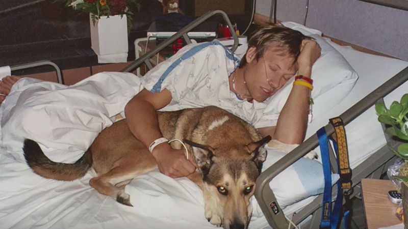 Lekarze wyganiali psa z terenu szpitala. Ale czworonóg miał zupełnie inne plany wobec swojego Pana