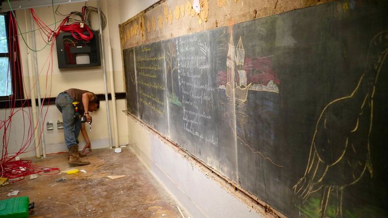 Szkoła była remontowana, gdy robotnicy odkryli, że za aktualnymi tablicami znajdują się stare, nietknięte od 1917 roku