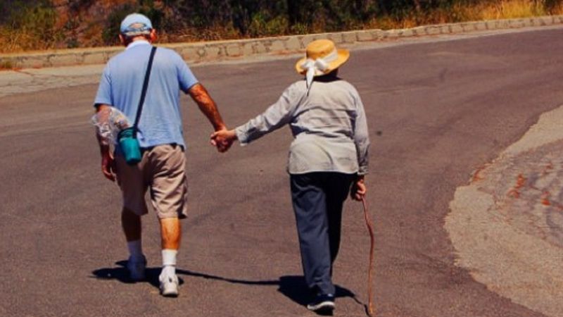 19 zdjęć starszych ludzi trzymających się za ręce, które sprawią, że zrozumiesz, czym jest miłość