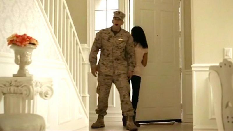 Żołnierz wraca do domu po 9 miesiącach. Dopiero wtedy, pierwszy raz widzi swoją 4-miesięczną córkę
