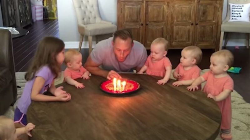 Tata dmucha urodzinowe świeczki. Chyba żaden z rodziców nie spodziewa się takiej reakcji dzieci!