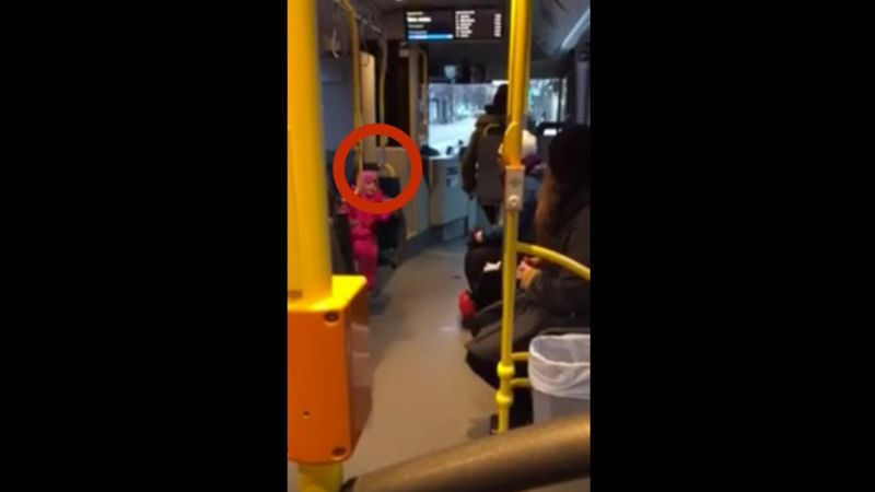 Kiedy ta mała dziewczynka zaczyna głośno śpiewać w autobusie, kierowca nie ma zamiaru siedzieć cicho