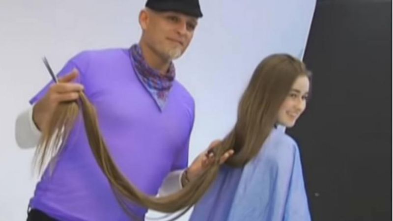 Ta dziewczyna pierwszy raz w życiu ścina włosy, a ma już 16 lat! Nie do wiary, jak teraz wygląda