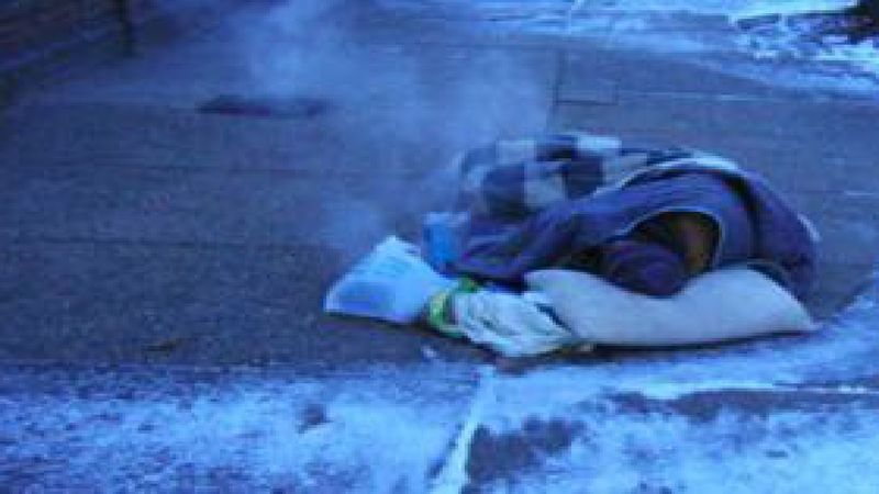 Zamarzniętego bezdomnego znaleziono w samym centrum miasta. Stało się to w najzimniejszą noc roku