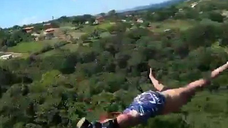 Mężczyzna skacze na bungee. W czasie lotu okazuje się, że lina, która go trzyma jest za długa…
