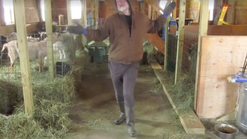 Starszy mężczyzna sprząta stodołę. To, co robi w 35 sekundzie wywołuje gromki śmiech