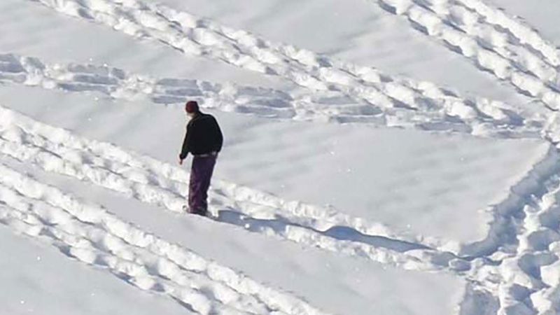 Wygląda jakby mężczyzna bez celu chodził po śniegu. W rzeczywistości tworzy coś zapierającego dech