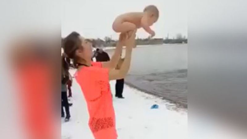 Mama w dziwny sposób podrzuca niemowlakiem. Po wszystkim zanurza go w lodowatej wodzie