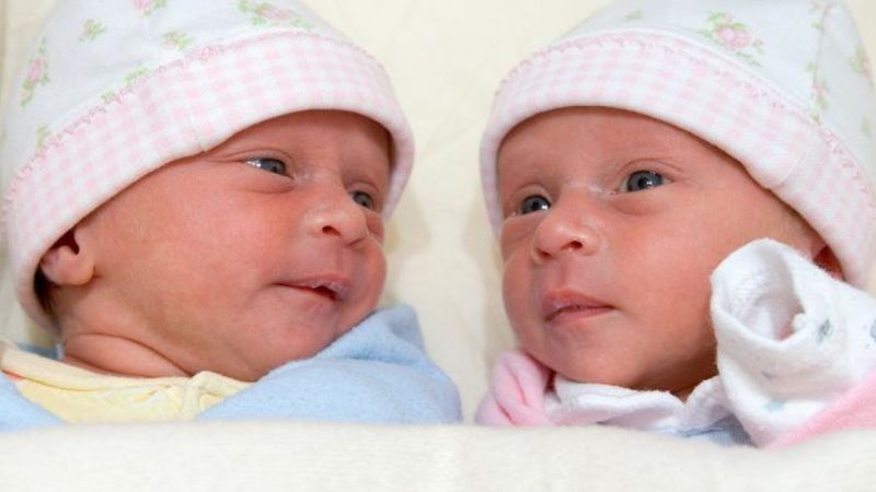 Kobieta mając 58 lat rodzi pierwsze dziecko. 5 lat później ponownie zachodzi w ciążę, ale bliźniaczą