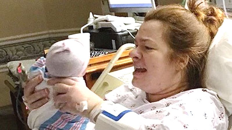 Pielęgniarka przynosi mamie noworodka