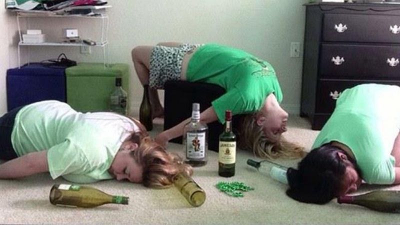 32 dowody na to, że pijani ludzie są w stanie zasnąć wszędzie i w każdej pozycji