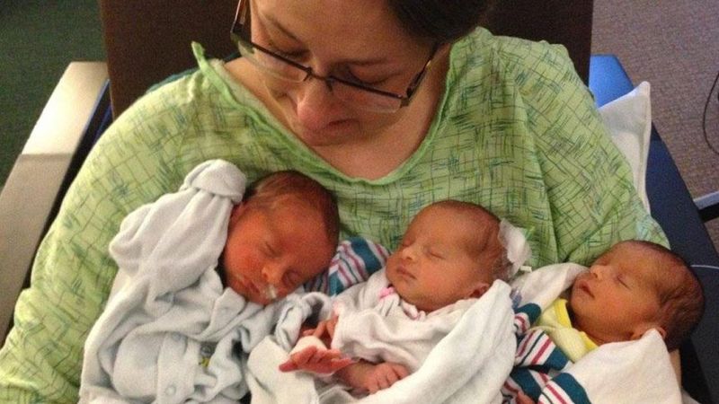 Szczęśliwa mama trzyma w ramionach trojaczki. 10 dni później kobieta niespodziewanie umiera