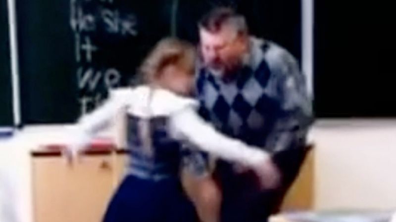 Nauczyciel gnębi dziewczynkę na forum całej klasy. W pewnym momencie ona nie wytrzymuje…