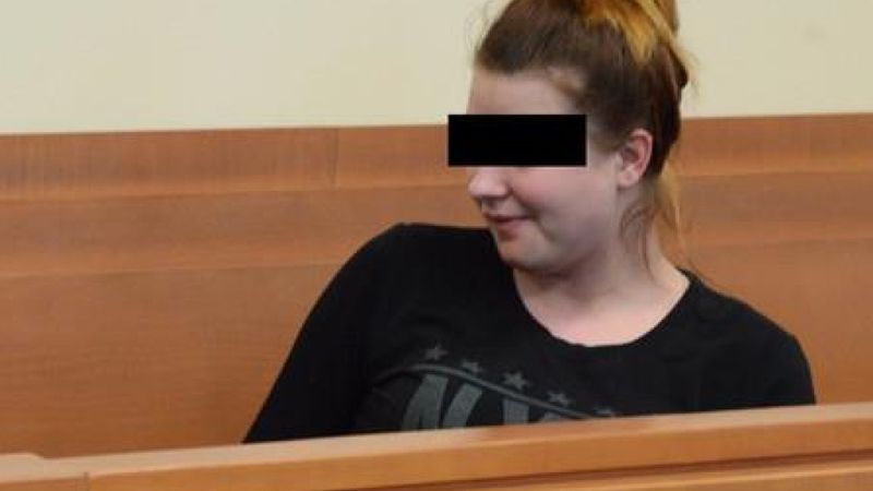20-latka udusiła swoje dziecko poduszką. W czasie rozprawy bezczelnie śmiała się prosto w twarz