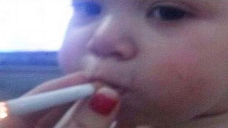 Nieodpowiedzialna matka pozwoliła zaciągnąć się swojemu dziecku papierosem. Pochwaliła się w sieci!