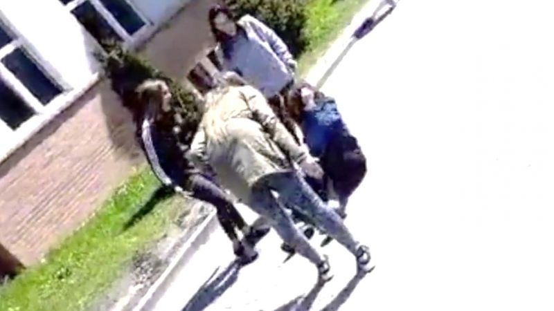 Pod jedną z gdańskich szkół 3 nastolatki pobiły swoją rówieśniczkę. Pozostali przechodzili obojętnie
