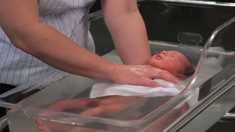 Młodzi rodzice boją się kąpać noworodka. Ten filmik z pewnością pomoże i ułatwi to zadanie
