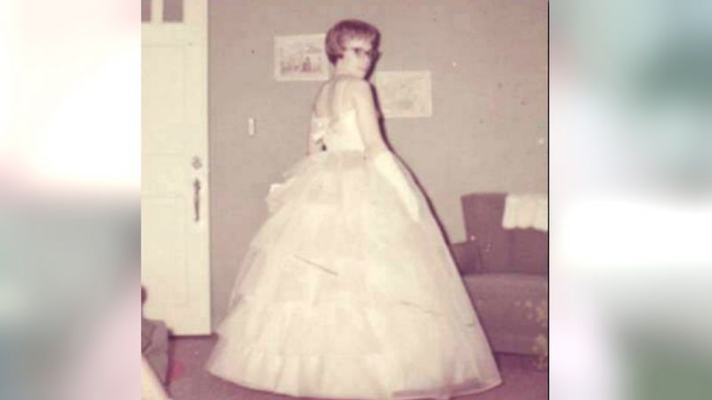 Nastolatka ubiera na swój bal sukienkę z 1962 roku. Robi to z bardzo ważnego powodu