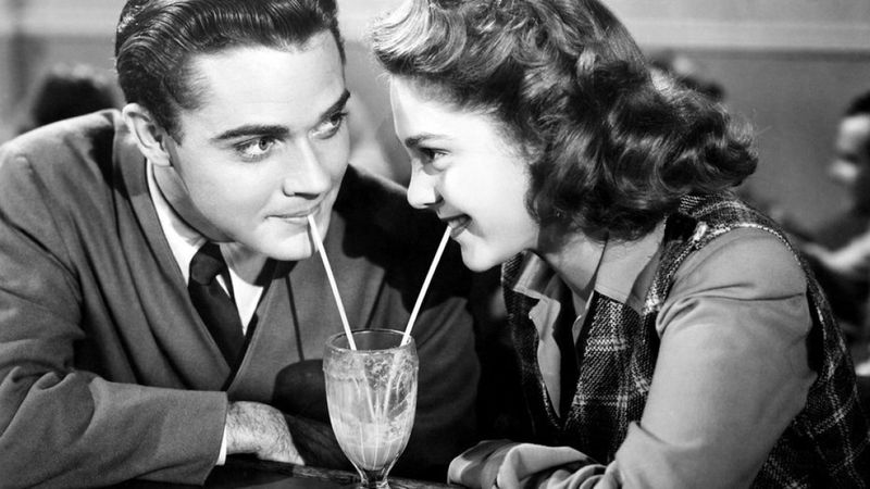 10 staromodnych wskazówek związanych z randkami, które zdecydowanie powinny wrócić. Szyk i klasa!