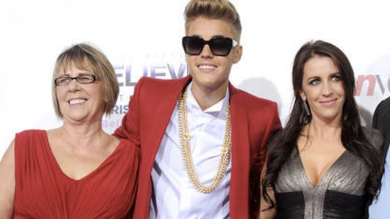 24 sławnych mężczyzn pozujących do zdjęć ze swoimi mamami. Wow to mama Justina Biebera?!