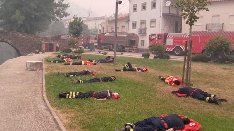 Na trawie leży 13 strażaków. Historia kryjąca się za zdjęciem porusza ludzi na całym świecie