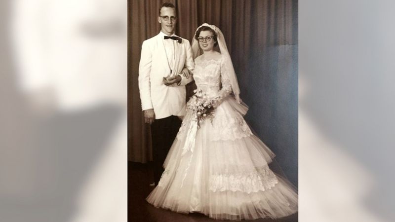 Kobieta kupuje suknię ślubną za 250 zł. Po 60 latach ponownie ją ubiera i wygląda obłędnie!