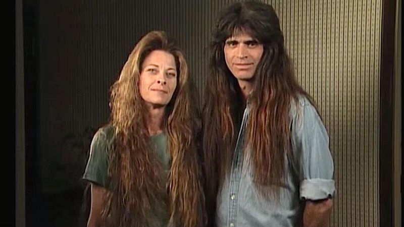 Ta dwójka od 1992 roku nie obcinała włosów. Kiedy po latach to robią, zmieniają się nie do poznania!