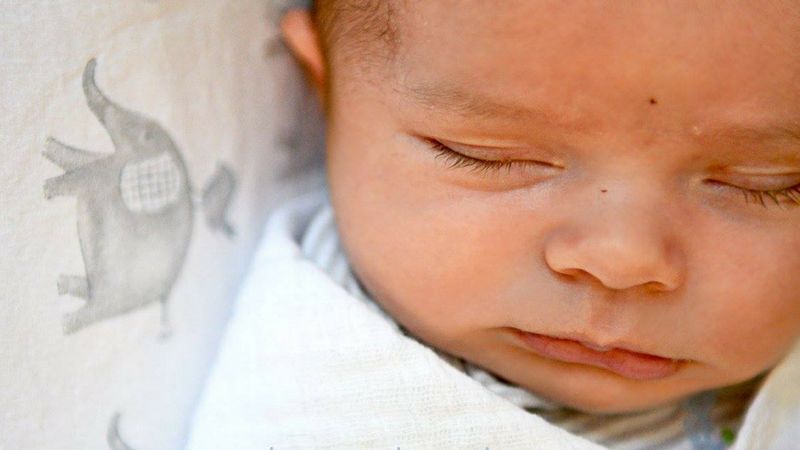 Tworzy niesamowite zdjęcia noworodków, od których trudno oderwać wzrok. Jest w nich coś magicznego