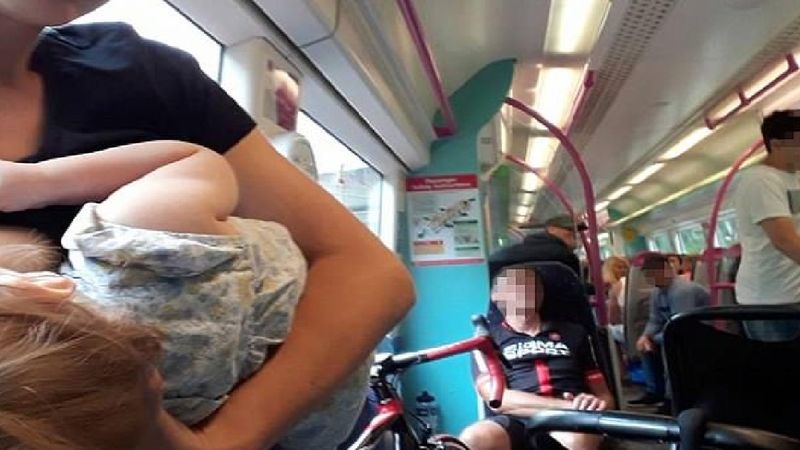 W zatłoczonym pociągu młoda matka karmiła piersią na stojąco, ponieważ nikt nie ustąpił jej miejsca