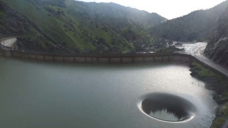 Ludzie zauważyli nietypową „dziurę” na jeziorze. Po chwili zrozumieli, że znajduje się tam nie bez powodu