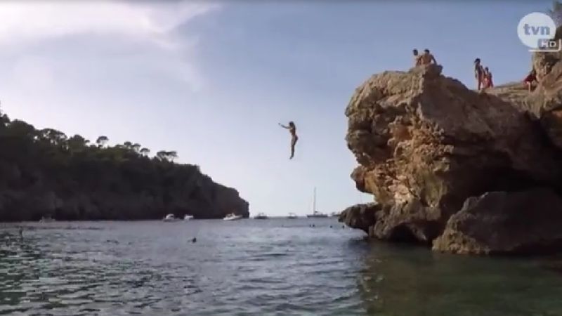 Dziewczyna skakała z wysokiej skały do wody. Ten skok mógł nieodwracalnie zmienić jej życie
