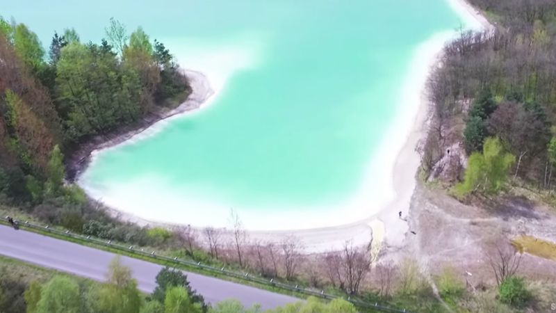 To lazurowe jezioro znajduje się w Polsce! Kolor wody wyróżnia je na tle innych