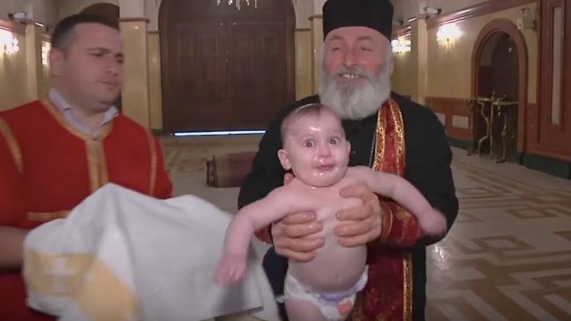 Gruziński chrzest znacznie różni się od naszego. To szokujące przeżycie dla małego dziecka