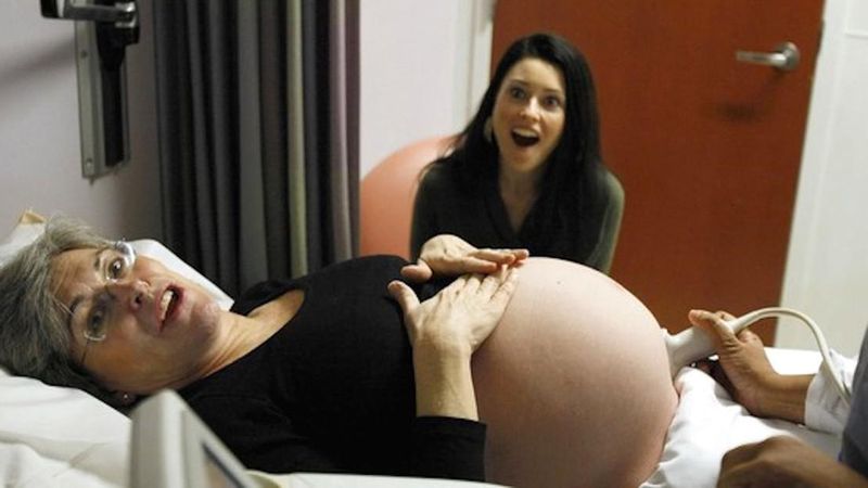 Kobieta zachodzi w ciążę w wieku 60 lat. Jej córka nie bez powodu cieszy się z tej sytuacji